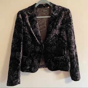 Tahari size 12 velvet blazer with antique floral print and front pockets. EUC!